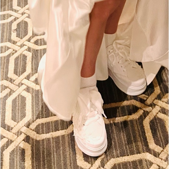 Simple - Classy - Wedding dress - light weight- Size 6 - Dry-cleaned - Picture 3 of 10